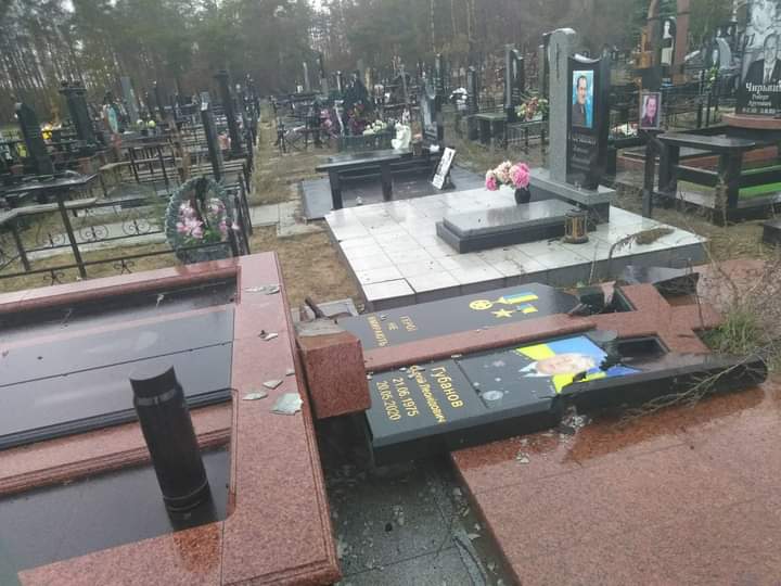 Оккупанты оскверняют могилы украинских воинов под Северодонецком